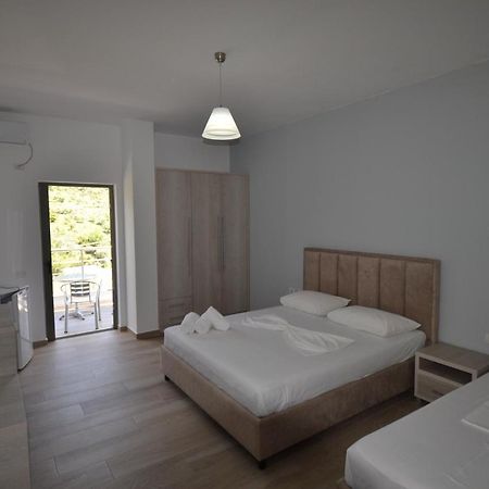 Bujtina Eleni Hotel Himarë Eksteriør billede